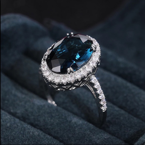 New 925 Silver Elegant Royal Oval CZ Diamond Ring - Picture 5 of 6